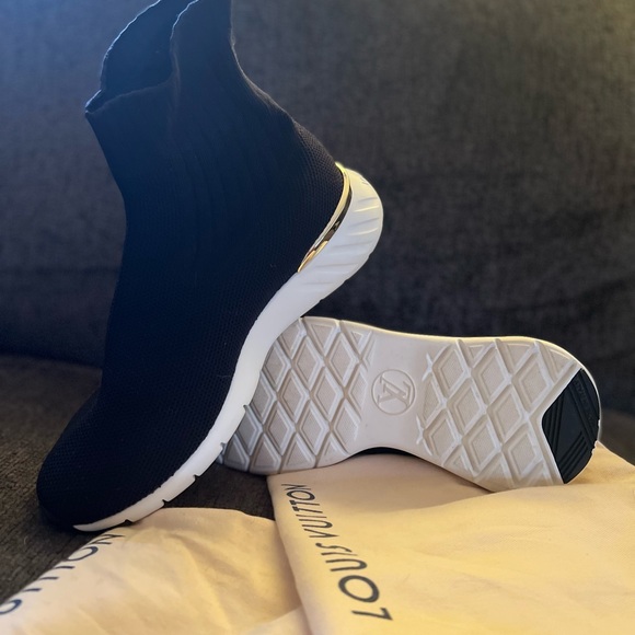 Exclusive and 100% authentic LV slip on sneakers for women. - Picture 4 of 7